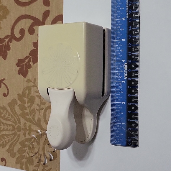 Martha Stewart Pop Up Embossed Daisy Punch Cutter - Picture 4 of 5